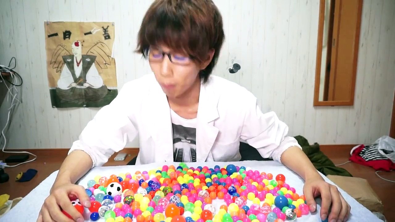 350個のスーパーボールを合体、巨大スーパーボールを作る