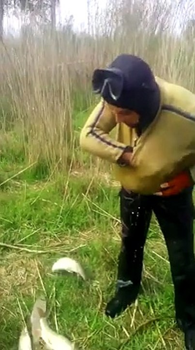 Man gets fish unbelieveable