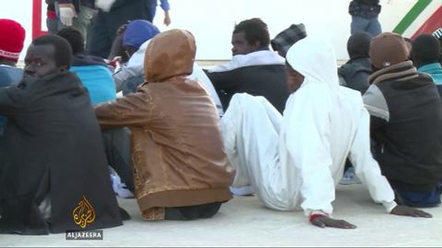 Hundreds of migrants arrive in Italy's Sicily