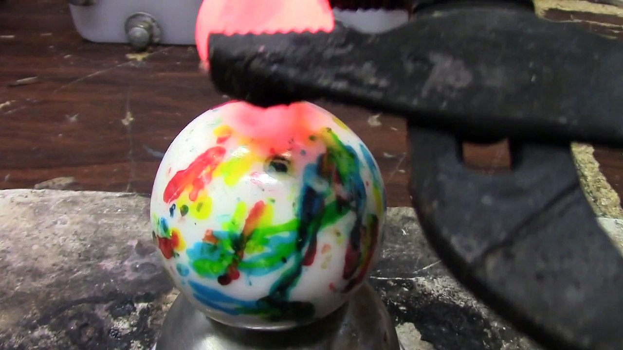 Faire fondre une balle rebondissante en caoutchouc avec une bille de nickel chauffée à blanc