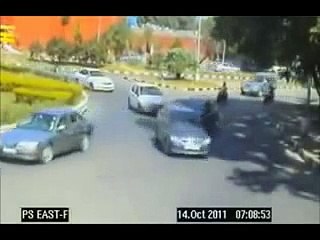 Dunya New-Road Accident caught by live CCTV camera