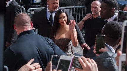Kim Kardashian muestra gran escote para lanzamiento de Kardashian Hair en París