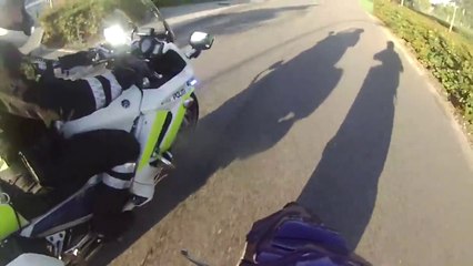 Teen driving scootermoped VS Policemen on motorcycle : Teen wins... Crazy escape