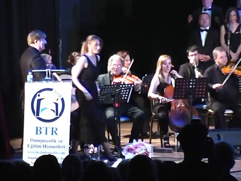 NAGİHAN TUFAN GECE KİRPİKLİ KADIN