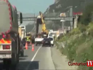 Damperi açılan kamyon üstgeçite çarptı