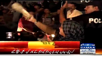 ▶ MQM Lady Worker Welcome Imran Ismail With 'CHAPPAL' in a rally