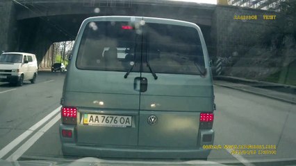 Все правильно сделал? Водитель VW T4 вывалился в левый ряд, а затем сдал назад