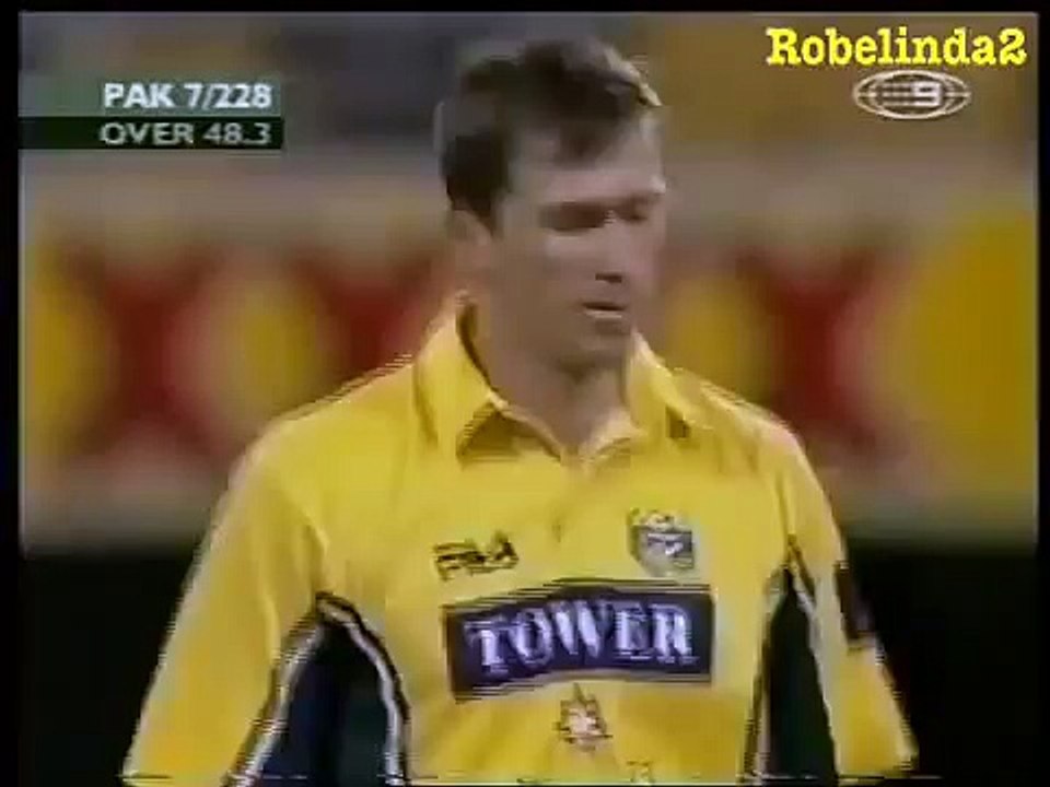 Wasim Akram 6 6 off Glenn McGrath 23 off the over! - YouTube