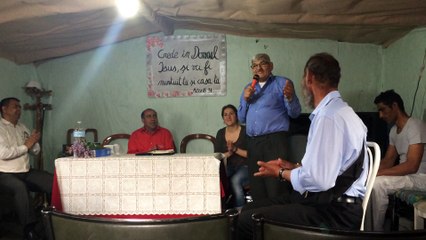 Cérémonie religieuse dans un camp rom, au sud de Grenoble