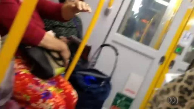 Dunya News - Stacey Eden, 23, stands up for Muslim woman being bullied on the train