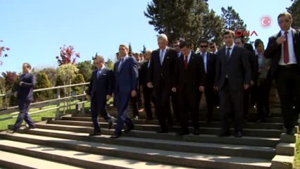 Başbakan Davutoğlu, Özal'ın Mezarını Ziyaret Etti