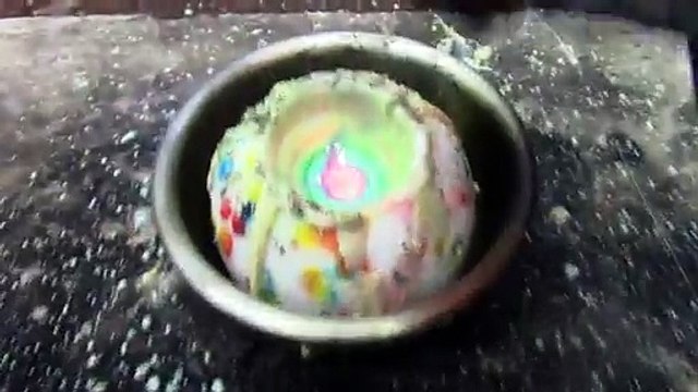 Faire fondre une balle rebondissante en caoutchouc avec une bille de nickel