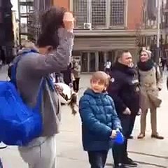 الدون  رونالدو يتقمص شخصية “متشرد” ويحقق مفاجأة غير متوقعة لطفل موقف رائع