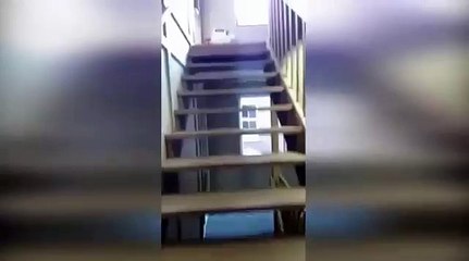 Homem flagra namorada na cama com outro e filma tudo