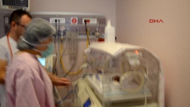 23 Haftalık Doğan İrem Bebek ile Annesinin İlk Dokunuş Heyecanı