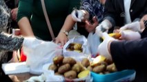 CHP Denizli Merkezefendi İlçe Teşkilatı Vatandaşa Haşlanmış Patates Dağıttı