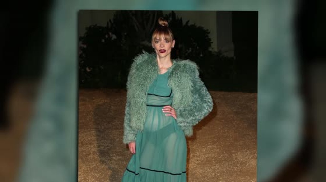 Jaime king zeigt ihren babybauch in einem durchsichtigen kleid