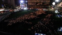 شمع هایی که برای کشته شدگان کشتی کره ای روشن شدند