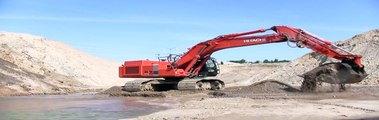 Hitachi Zaxis 470 LCH Digging Gravel Under Water