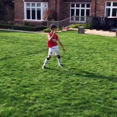 Le fils de Van Persie se prend pour René Higuita
