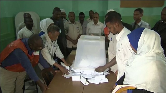 بدء فرز أصوات الناخبين في الانتخابات السودانية