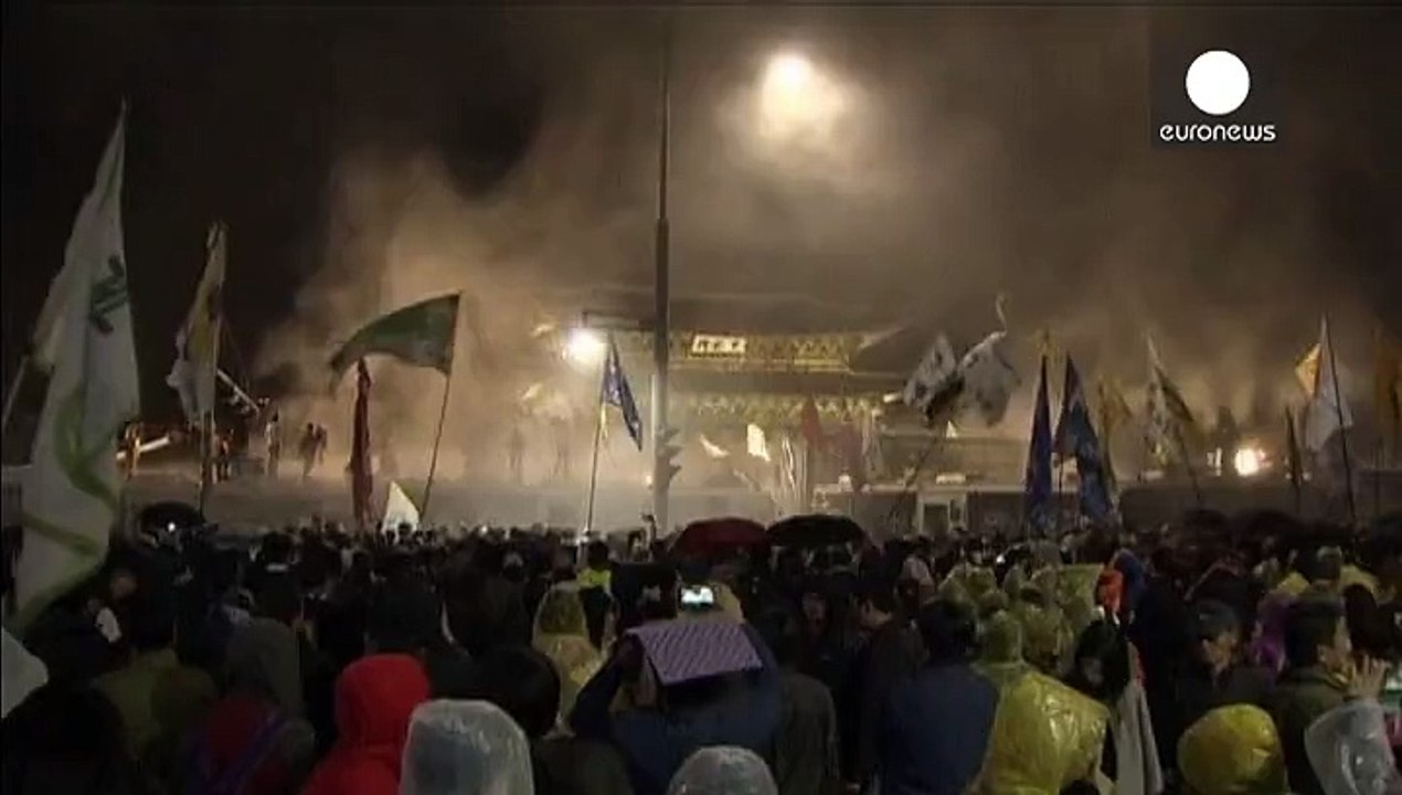 Південна Корея: родичі загиблих на поромі "Сево...