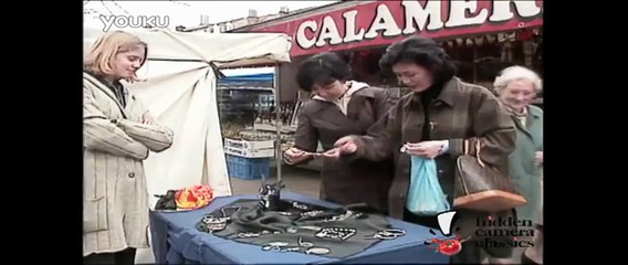 Comedy humor Selling jewelry and terrible hand