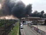 Incendie à la Courneuve: l'A86 toujours coupée, la fumée reste 