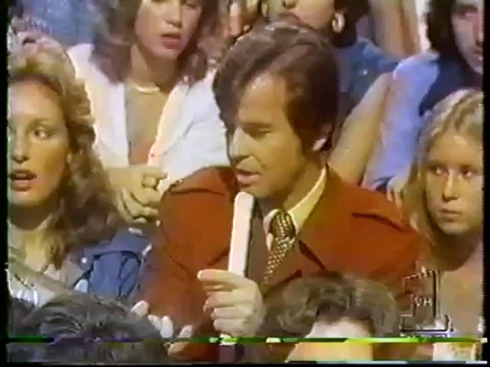 Agnetha turning her back to the Camera
