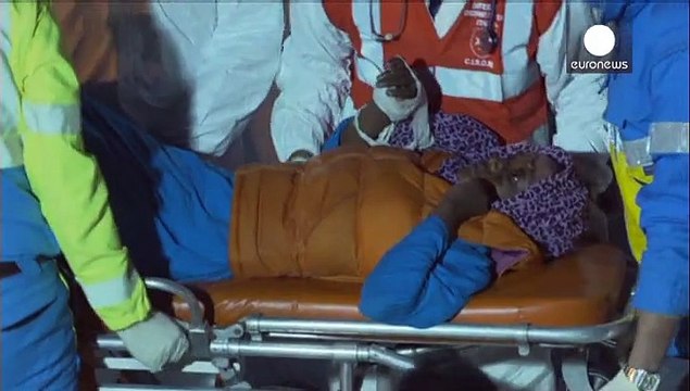 Италия: мигранты со страшными ожогами провели в море несколько дней