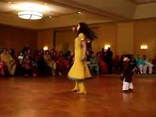 Sabeen dancing in pakistani mehndi