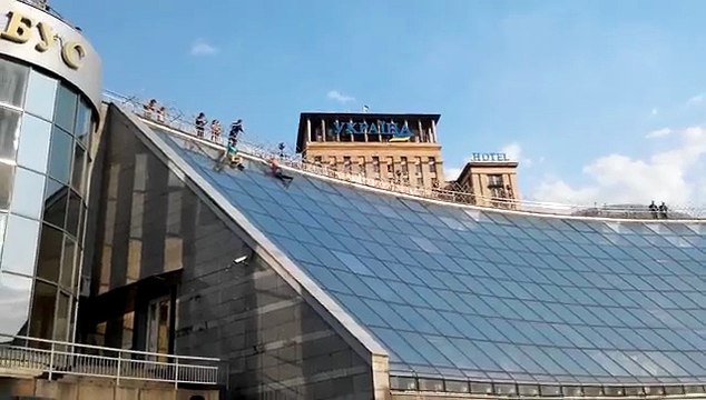 Terrible accident! 2 dumb teens sliding on a glace roof : one injured and one dead