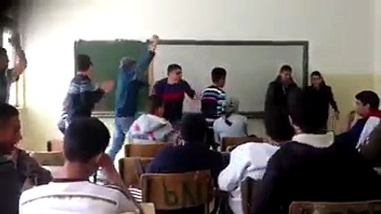 مدرس يضرب الطالب على وجهه فيقول له قصيدة يجعله يبوس رأسه