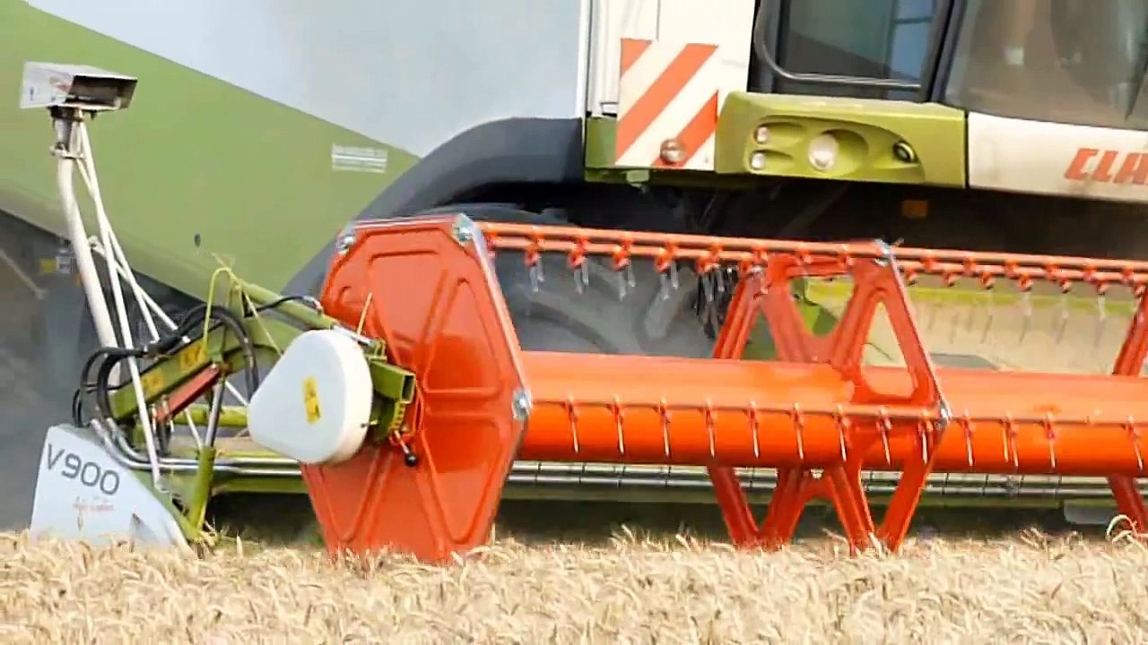 Claas Lexion 580 & V900 with Laser Pilot - Harvest 2010