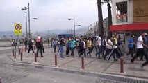 İzmir - Beşiktaş ve Fenerbahçe Taraftarları Kavga Etti: 1'i Polis 2 Yaralı