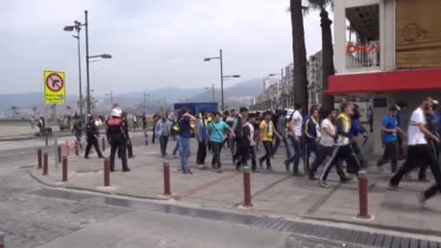 İzmir - Beşiktaş ve Fenerbahçe Taraftarları Kavga Etti: 1'i Polis 2 Yaralı