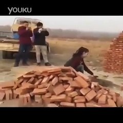 لڑکی کی دیوار چنائی میں مہارت دیکھیں زرا