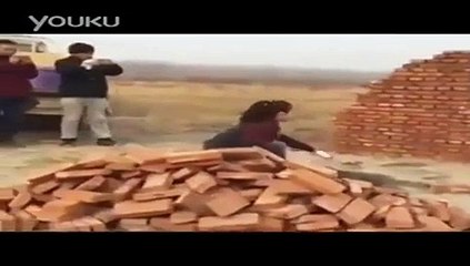 لڑکی کی دیوار چنائی میں مہارت دیکھیں زرا