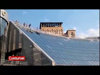 AVM'nin çatısından kayan gençler canından oluyordu