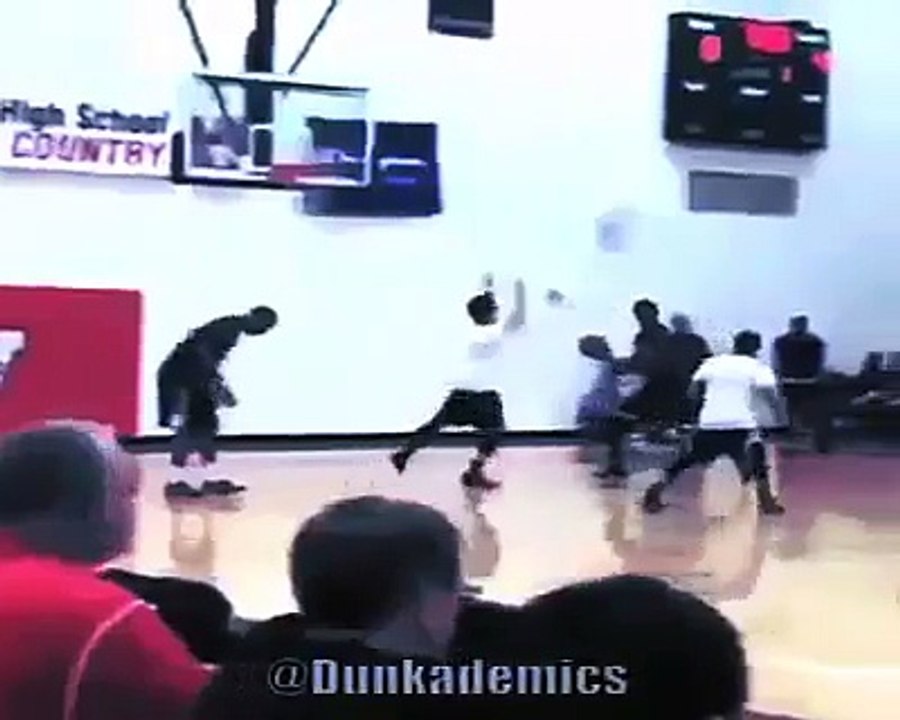 Dunk de l'année : Angelo Sharpless fait passer la balle par-dessus le défenseur et dunke