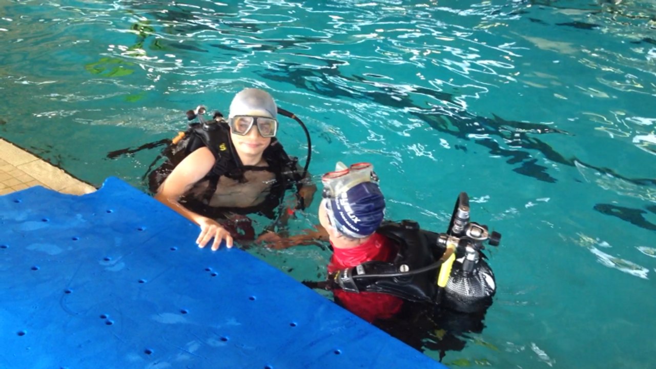 Baptême de plongée pour de jeunes sourds