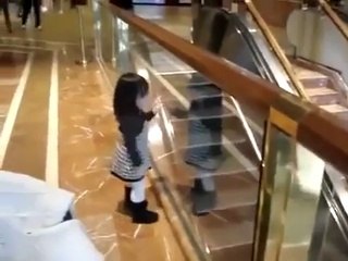 هذه الفتاة ودّعت جميع من كان في المطار كم هي تلقائية