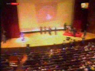 Lilian Thuram reçoit le prix l'éthique, de la fondation Kéba Mbaye, des mains du PM