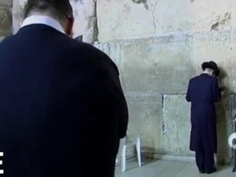 Jews praying at the Wailing Wall to come out dajjal