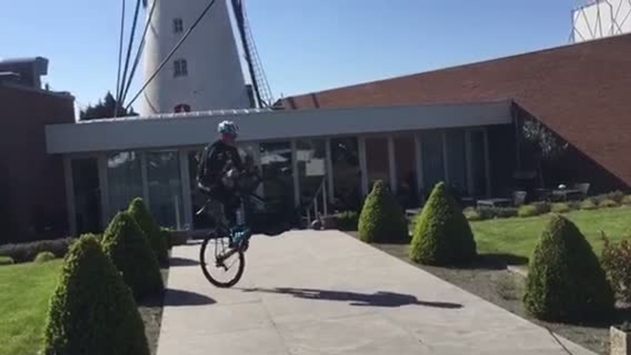 Cyclisme - Insolite : Les acrobaties de Julian Alaphilippe