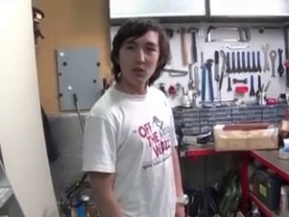 Un abruti s'enfonce un cure dents dans l'ongle