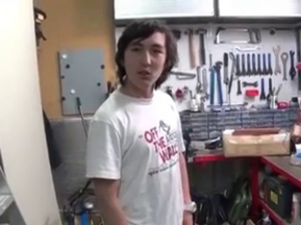 Un abruti s'enfonce un cure dents dans l'ongle