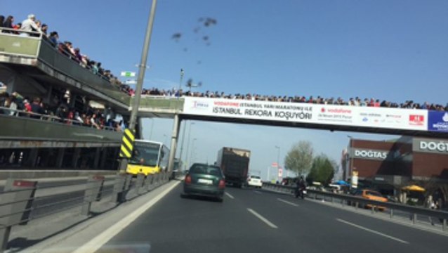 Metrobüs Hattındaki Vatandaş Yoğunluğu Trafiği Aksattı