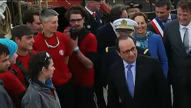François Hollande grimpe à bord de L'Hermione avant son départ pour les Etats-Unis