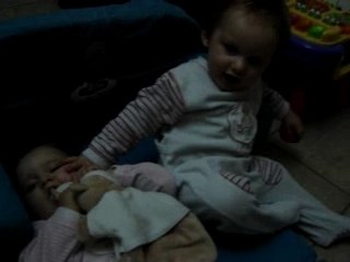 Dans leur canapé, puis chute...